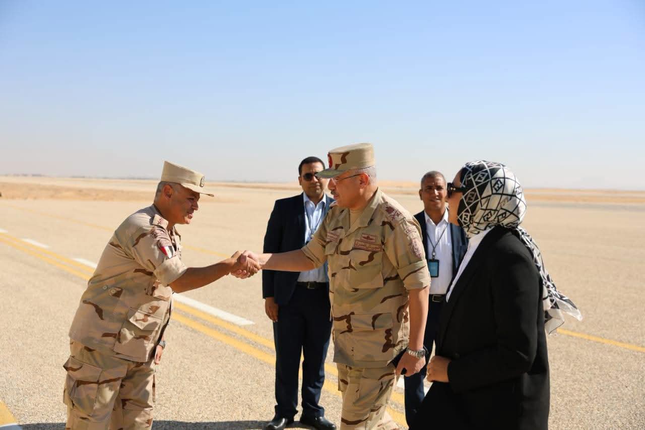 محافظ الوادي الجديد تبحث ترتيبات تكريم قدامى المحاربين وأسر الشهداء خلال زيارة جمعية المحاربين القدماء