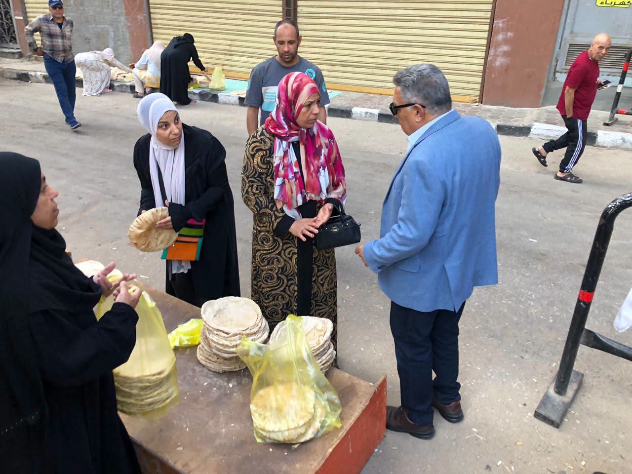 محافظ الدقهلية يتابع منظومة الخبز المدعم بالمنصورة ويوجه بضبط صرف الحصص