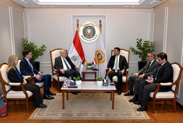 الصناعة تبحث خطط توسع 11 شركة ألمانية في مصر وتطرح حوافز جديدة لتعميق التصنيع المحلي