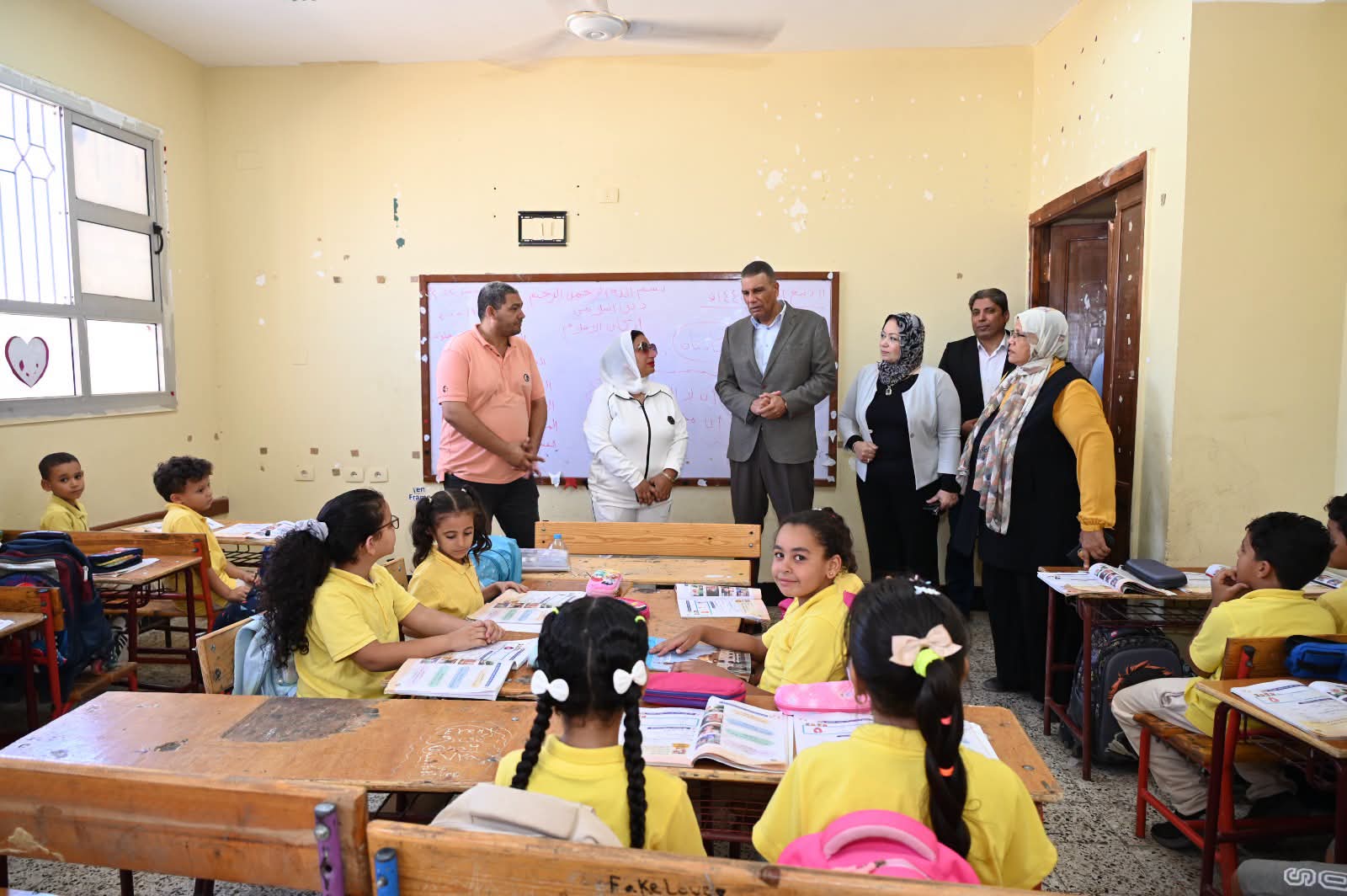 محافظ جنوب سيناء يتابع انتظام الدراسة ويشدد على سرعة الانتهاء من أعمال سور مدرسة شرم الشيخ الرسمية للغات