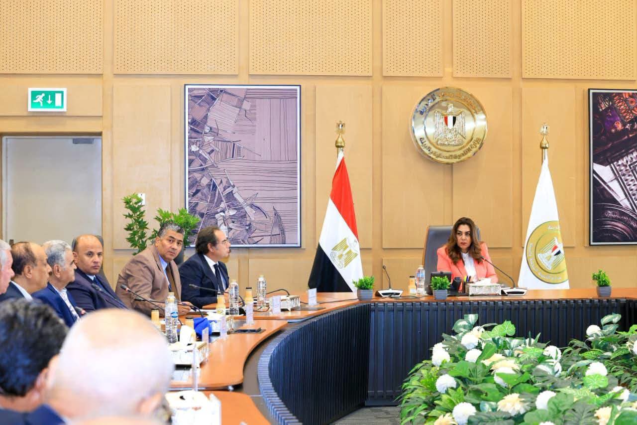 منال عوض تبحث تحديات موسم هجرة الطيور وتعزيز الرقابة على أعمال الصيد
