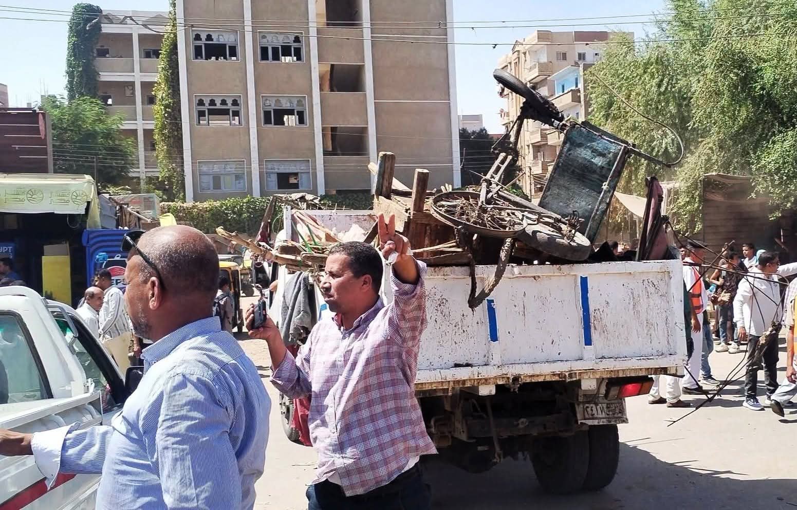 إزالة 215 تندة و75 لافتة غير مرخصة خلال حملة مكبرة بالمراغة