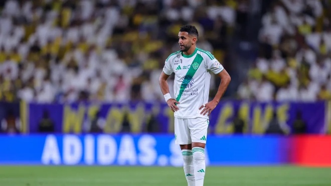 رياض محرز أمام خيارين في دوري روشن.. الأهلي يفتح باب العودة والاتحاد يترقب