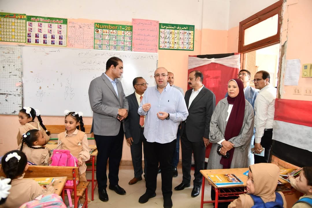 محافظ الفيوم يتفقد المدارس في أول أيام الدراسة.. ويوجه بتوفير بيئة تعليمية آمنة وانتظام العملية التعليمية