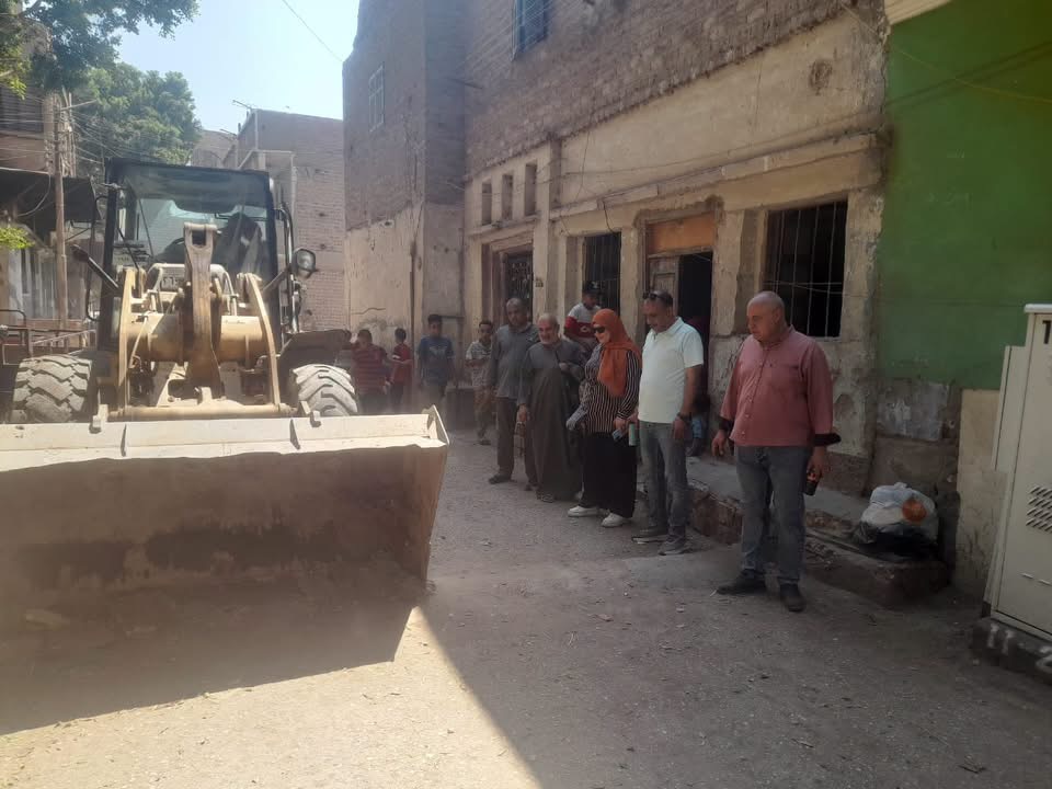 محافظ أسيوط يوجّه برفع كفاءة الطرق المؤدية للمدارس.. حملات تمهيد وتسوية استعدادًا للعام الدراسي الجديد