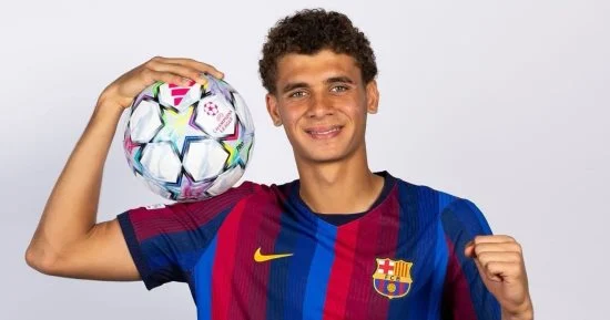 16 لاعبًا يغادرون برشلونة للمنتخبات.. فليك يترقب عودتهم دون إصابات