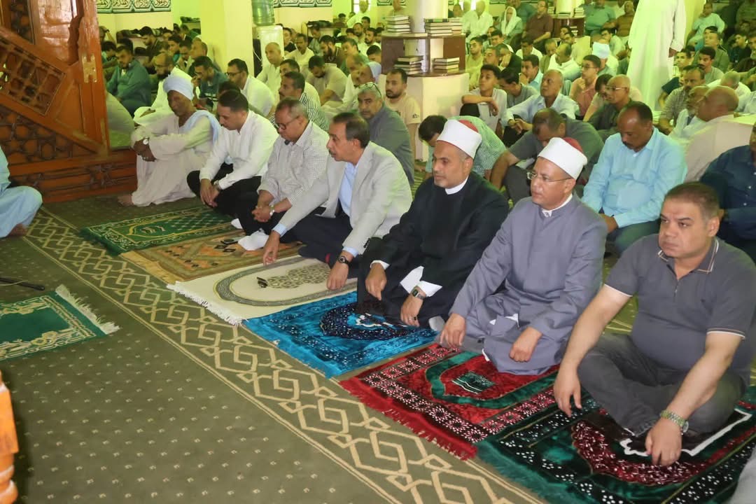 محافظ سوهاج يستمع لمطالب المواطنين عقب صلاة الجمعة.. توجيهات بسرعة الاستجابة