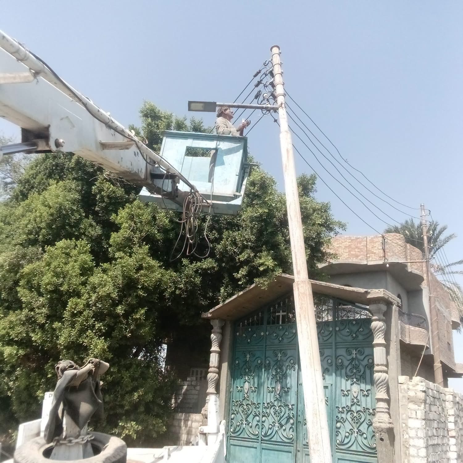 أسيوط تكثف صيانة الإنارة العامة.. رفع كفاءة الأعمدة والكشافات بقرى المحافظة