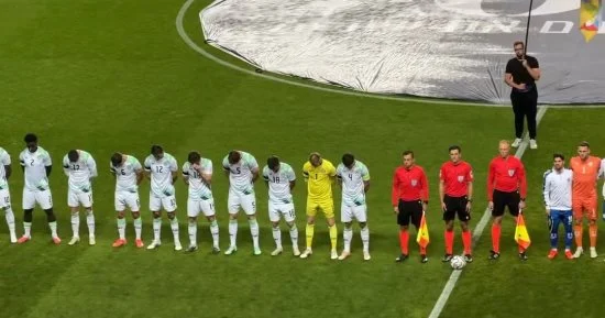 أيرلندا ترفض مصافحة لاعبي إسرائيل وترتدي الشارات السوداء قبل مواجهة دوري الأمم