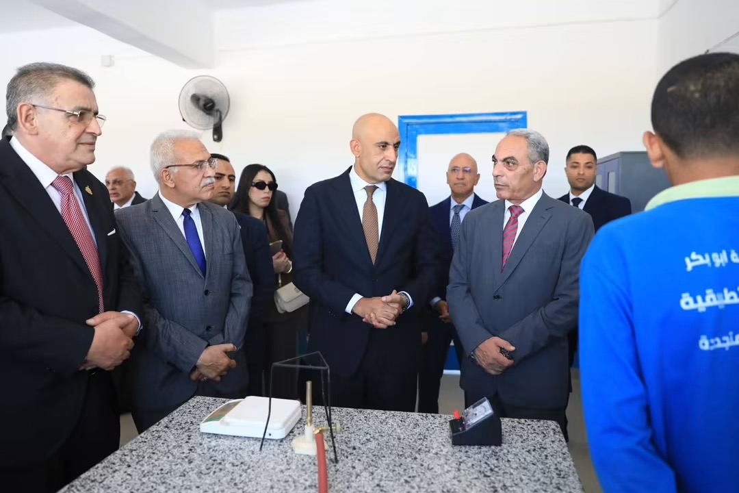 وزير التعليم يفتتح مدرسة 