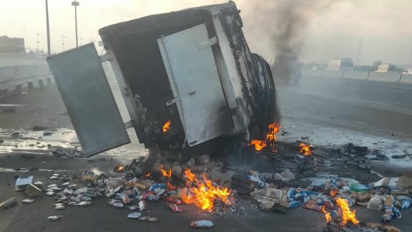 إصابة 3 أشخاص إثر وقوع حادث انقلاب سيارة 