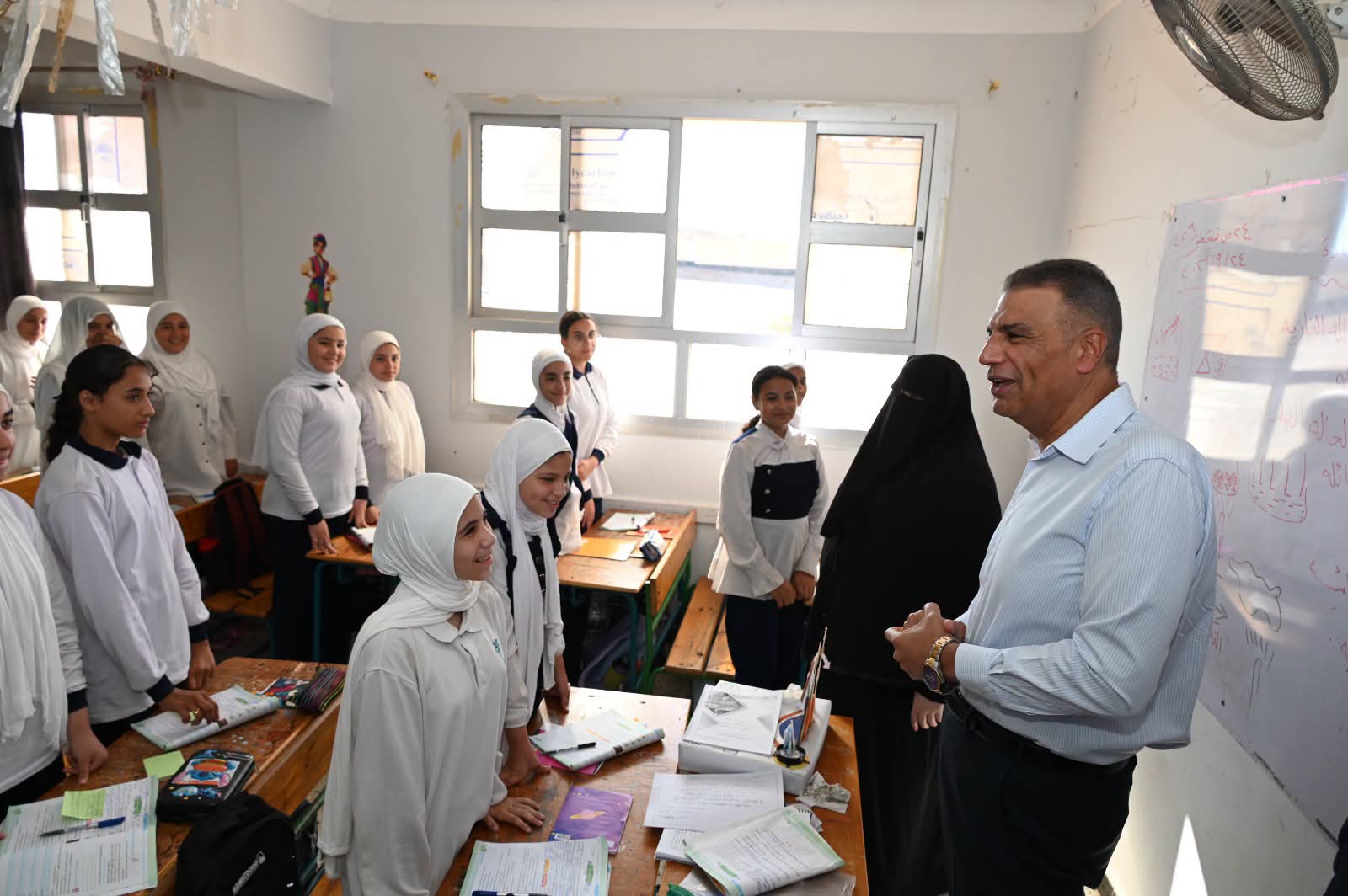 محافظ جنوب سيناء يتفقد مدرسة الشهيد عمرو شكري للإطمينان على سير العملية التعليمية بطور سيناء