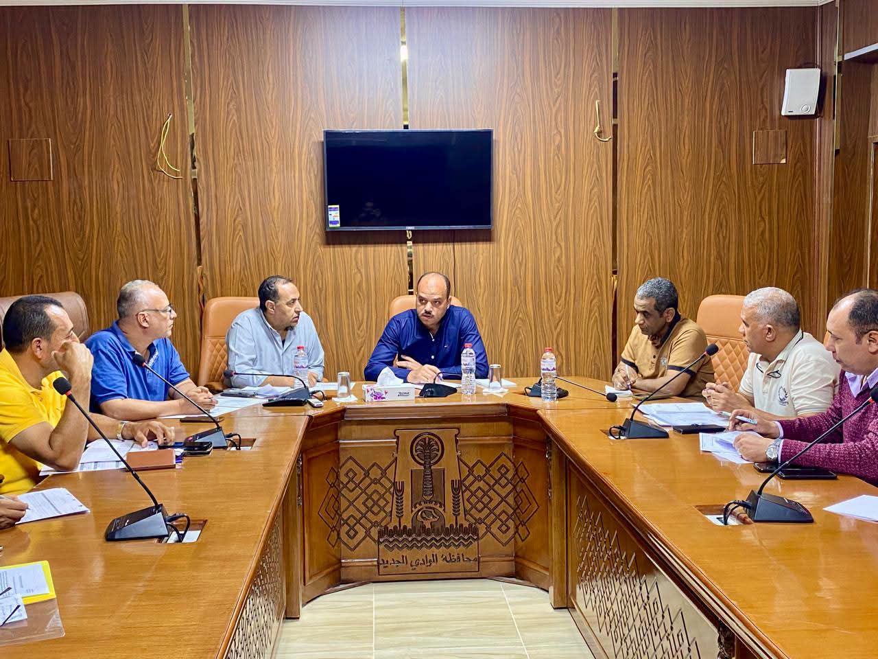 نائب محافظ الوادي الجديد يتابع ملف التقنين والتصالح بمركز الفرافرة