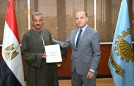 محافظ الغربية يُسلّم 8 عقود تقنين لأراضي أملاك الدولة ويدعو المواطنين للإسراع بالتقديم الإلكتروني