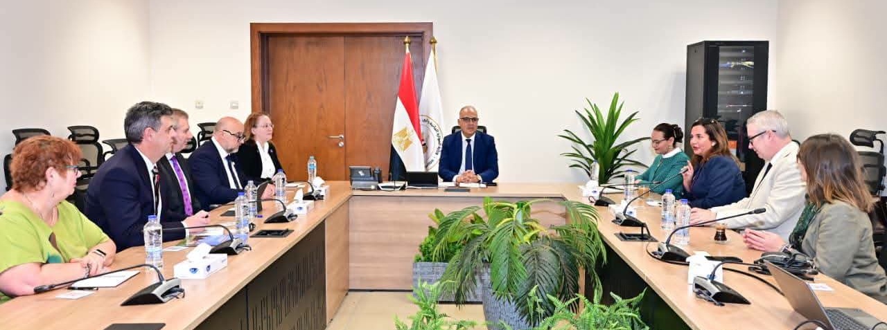 سويلم ومسؤولي الجامعات البريطانية يبحثان سبل تعزيز التعاون في مجالات البحث العلمي