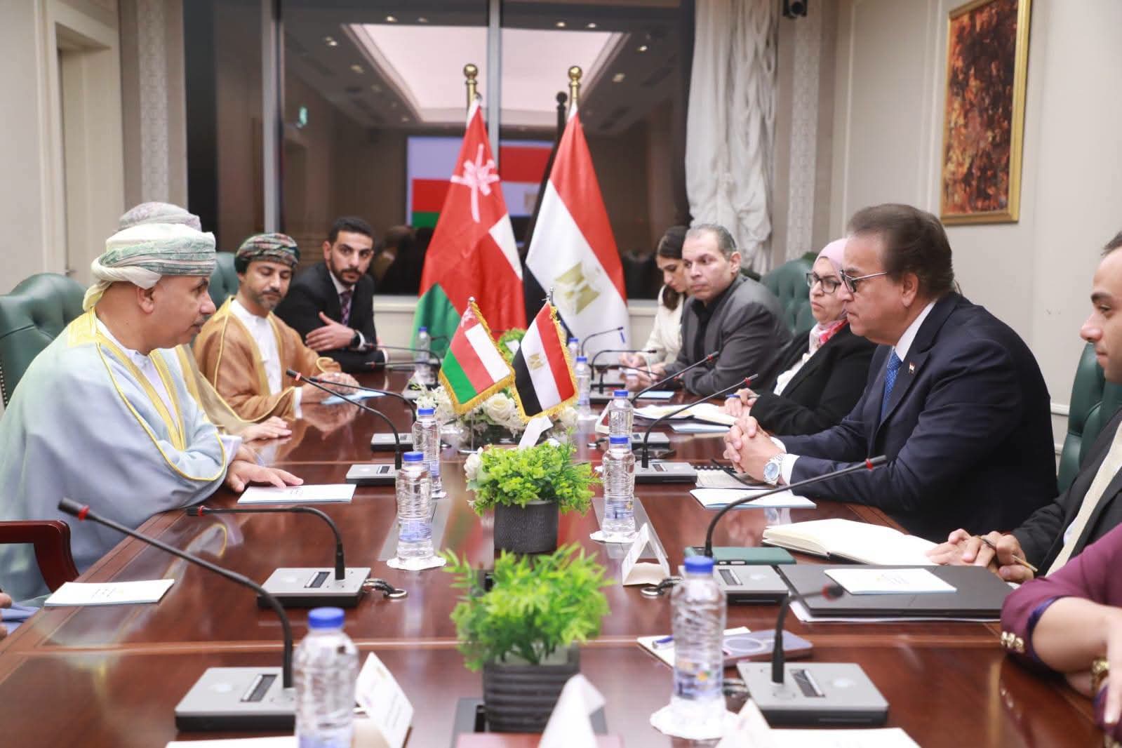 وزير الصحة يلتقي نظيره العُماني لبحث تعزيز التعاون المشترك في المجالات الصحية   