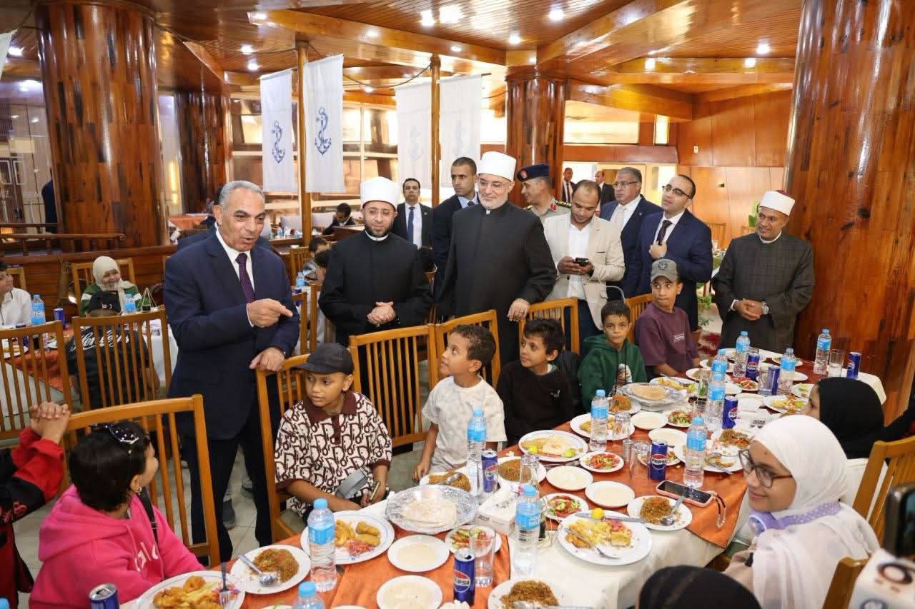 وزير الأوقاف ومفتي الجمهورية يزوران أطفال مستشفي 