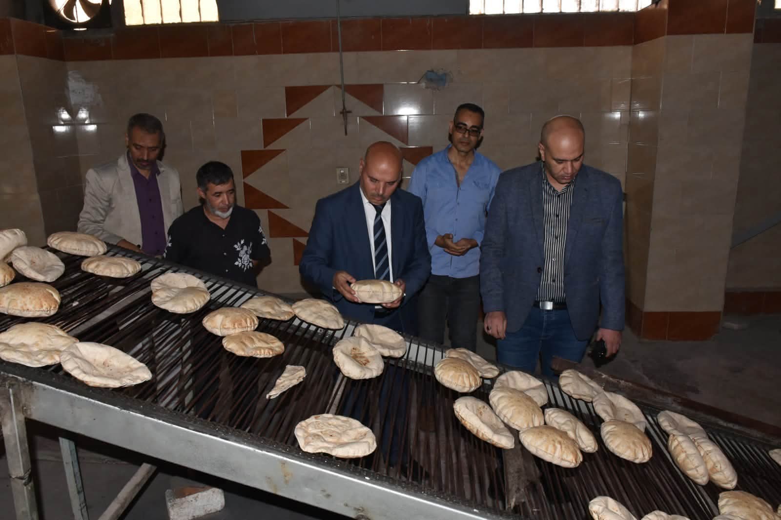رقابة صارمة لصالح المواطن: سكرتير عام مطروح يتفقد المخابز لمتابعة الأوزان والالتزام