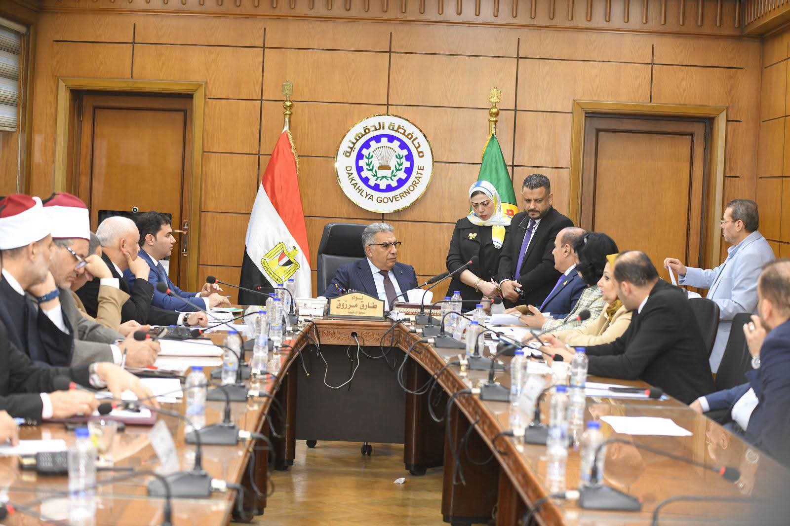 محافظ الدقهلية يلتقي نواب البرلمان والشيوخ لبحث مشروعات المحافظة وخدمات المواطنين