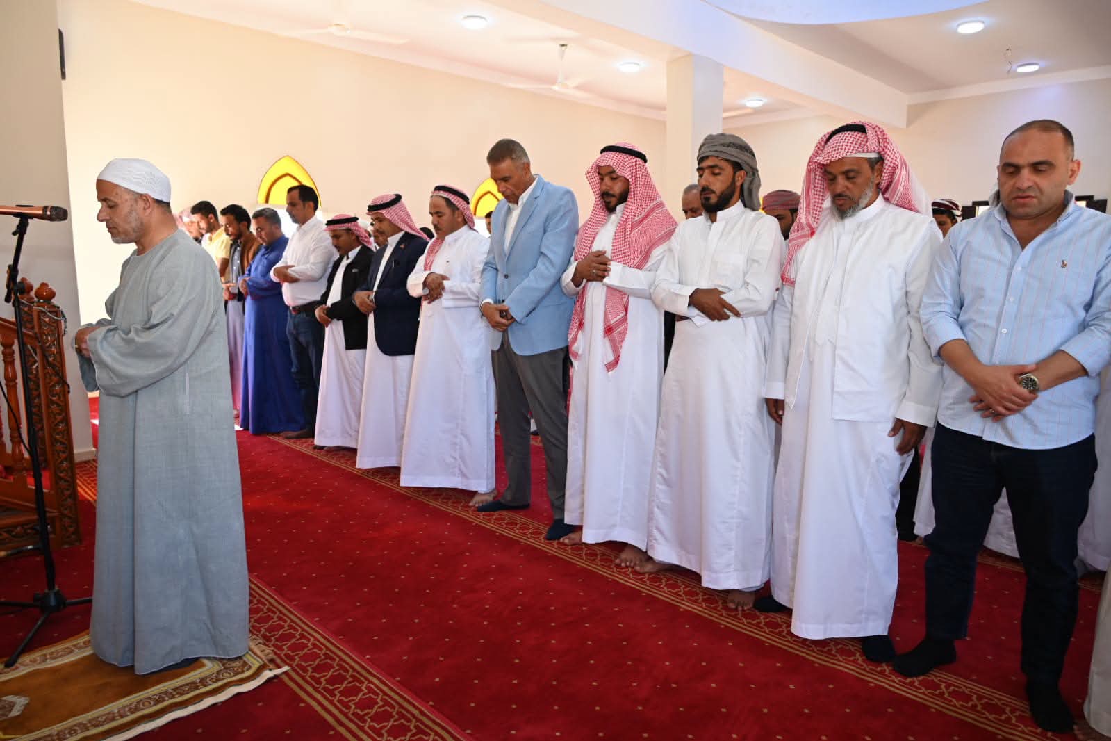 محافظ جنوب سيناء يؤدي صلاة الظهر بمسجد تجمع سهب ويلتقي أهالي وادي فيران