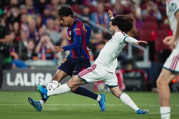 اشتباك كوكوريلا ويامال يشعل الكلاسيكو ويخطف الأضواء في الكامب نو