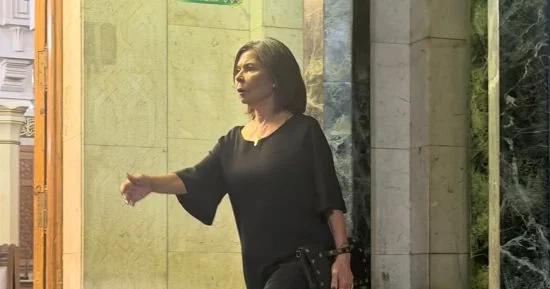 فنانين الفن والثقافة في عزاء حسام علوان بمسجد عمر مكرم.. رحلة مبدع ترك بصمة خالدة في السينما المستقلة