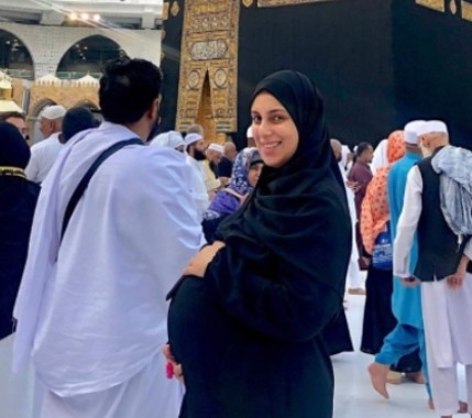 إسراء عبدالفتاح تنشر صور جديدة لها من أمام الكعبة